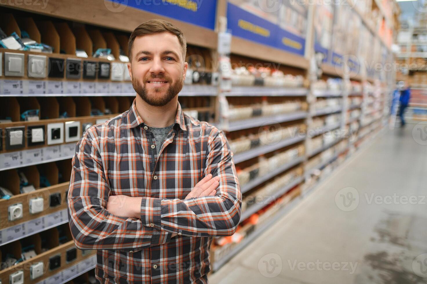 jong Mens werken in hardware op te slaan foto