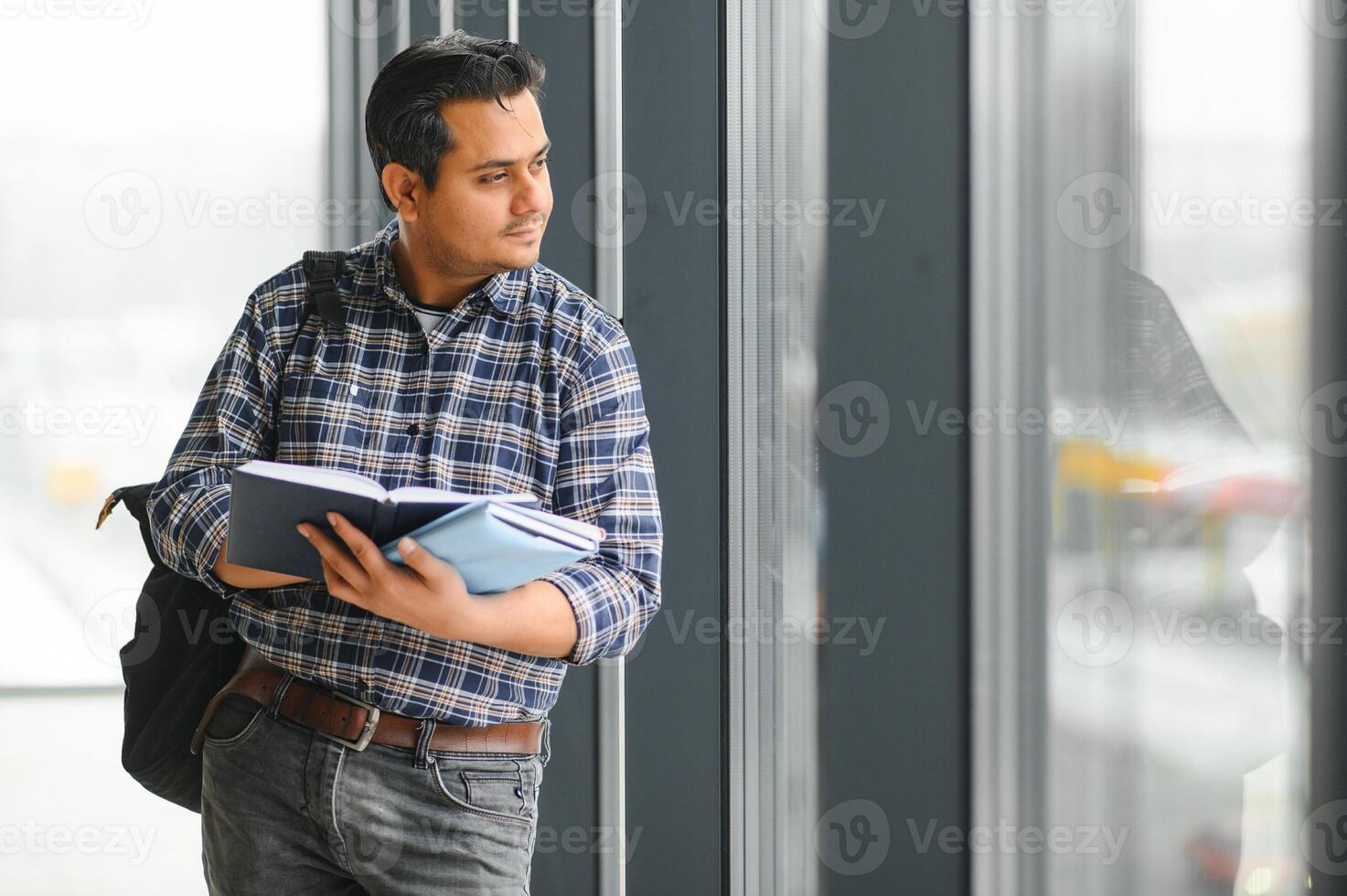 portret van vrolijk mannetje Internationale Indisch leerling met rugzak. onderwijs concept foto