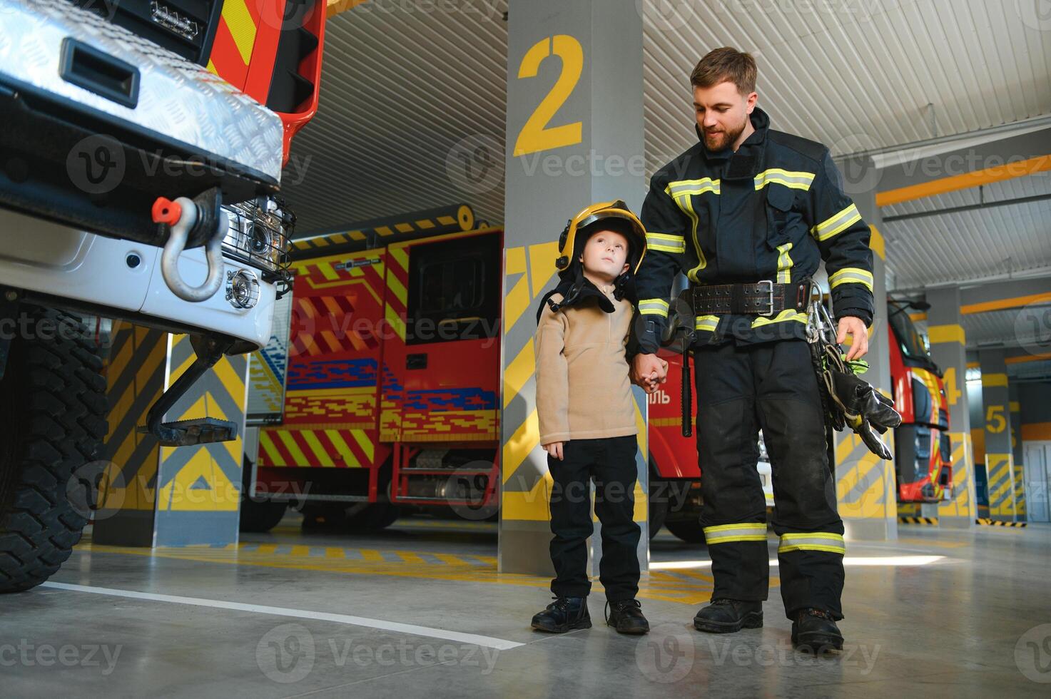 brandweerman Holding kind jongen naar opslaan hem in brand en rook, brandweer redden de jongens van brand foto