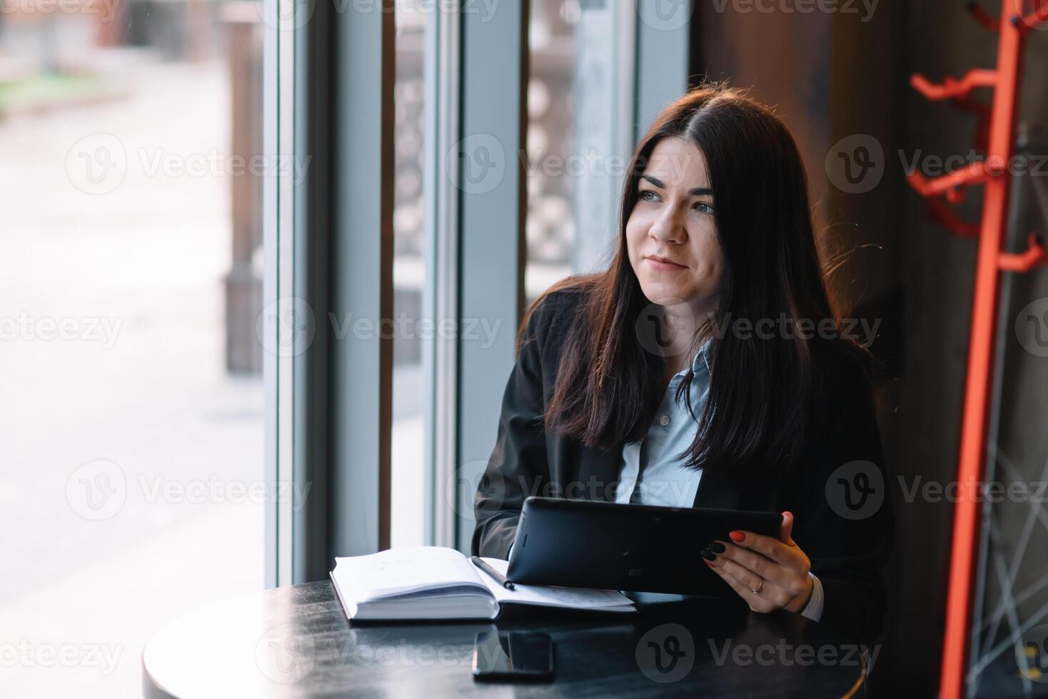 jong zakenvrouw gebruik makend van tablet computer. vrouw Aan een koffie breken foto