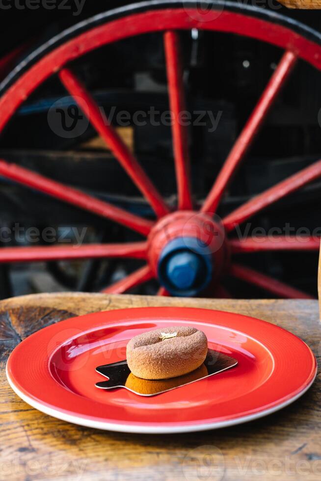 een stuk van chocola taart met munt Aan de tafel, detailopname foto