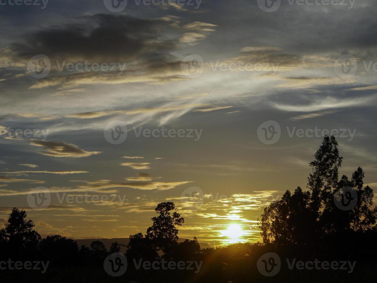 spectaculair zonsondergang over, oranje zon stijgende lijn omhoog over- de horizon foto