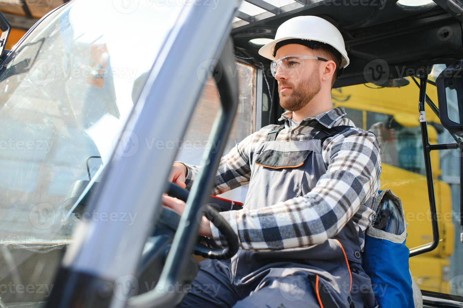 een Mens Aan een heftruck werken in een groot magazijn, lost Tassen van rauw materialen foto