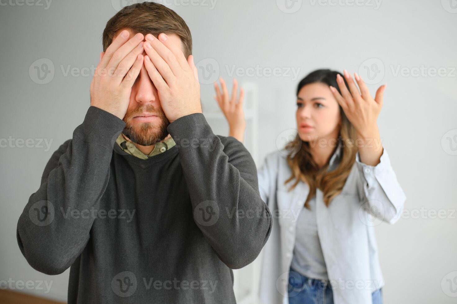 familie ruzie, Mens en vrouw zittend Aan sofa Bij huis. boos vrouw schreeuwt Bij haar man foto