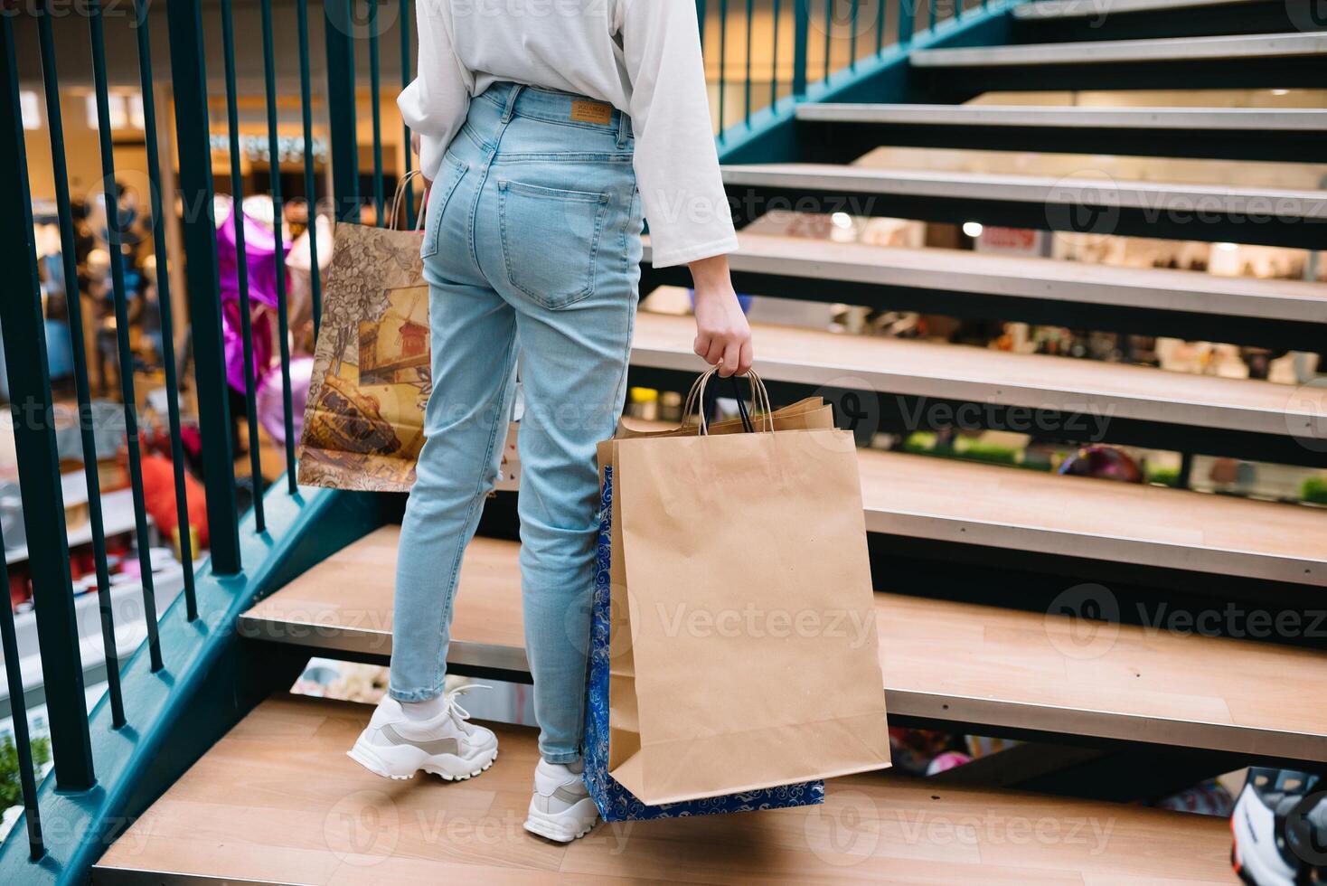 boodschappen doen tijd, detailopname van tiener- meisje poten met boodschappen doen Tassen Bij boodschappen doen winkelcentrum foto