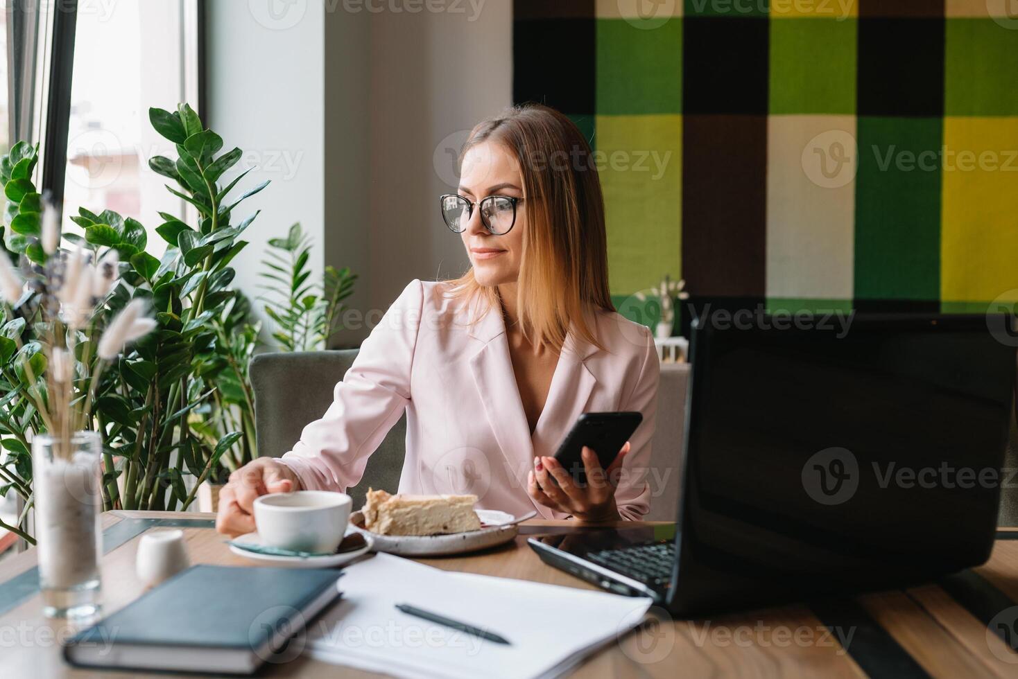 mooi bedrijf Dames zijn zittend naar analyseren de werk plan. bedrijf meisje zijn aan het studeren strategieën voor ontwikkelen een afzet plan en aan het leren naar oplossen werk problemen foto