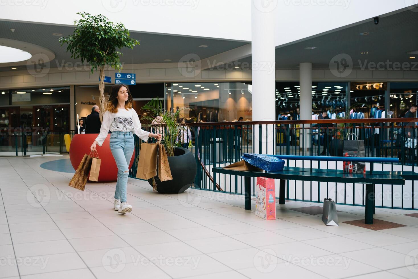 winkelen. boodschappen doen tijd, tiener- meisje met boodschappen doen Tassen Bij boodschappen doen winkelcentrum. foto