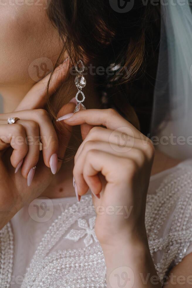 bruidsmeisje voorbereidingen treffen bruid. bruidsmeisje helpt vastmaken een bruiloft jurk de bruid voordat de ceremonie. luxe bruids jurk dichtbij omhoog. het beste bruiloft ochtend- foto