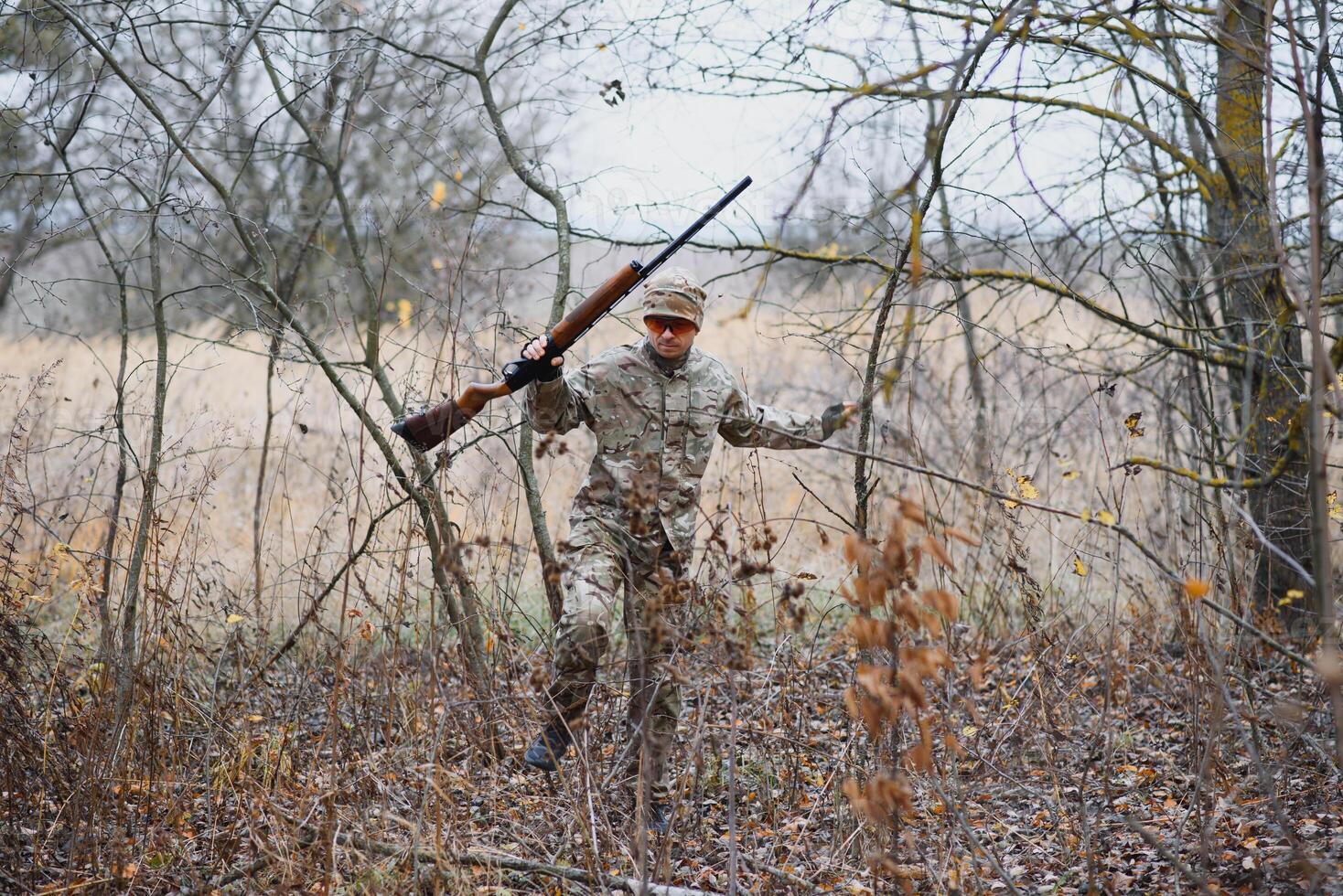 jacht- vergunning. Mens brutaal jachtopziener natuur achtergrond. jager besteden vrije tijd jacht. jager houden geweren. focus en concentratie van ervaren jager. jacht- en vangen seizoenen foto