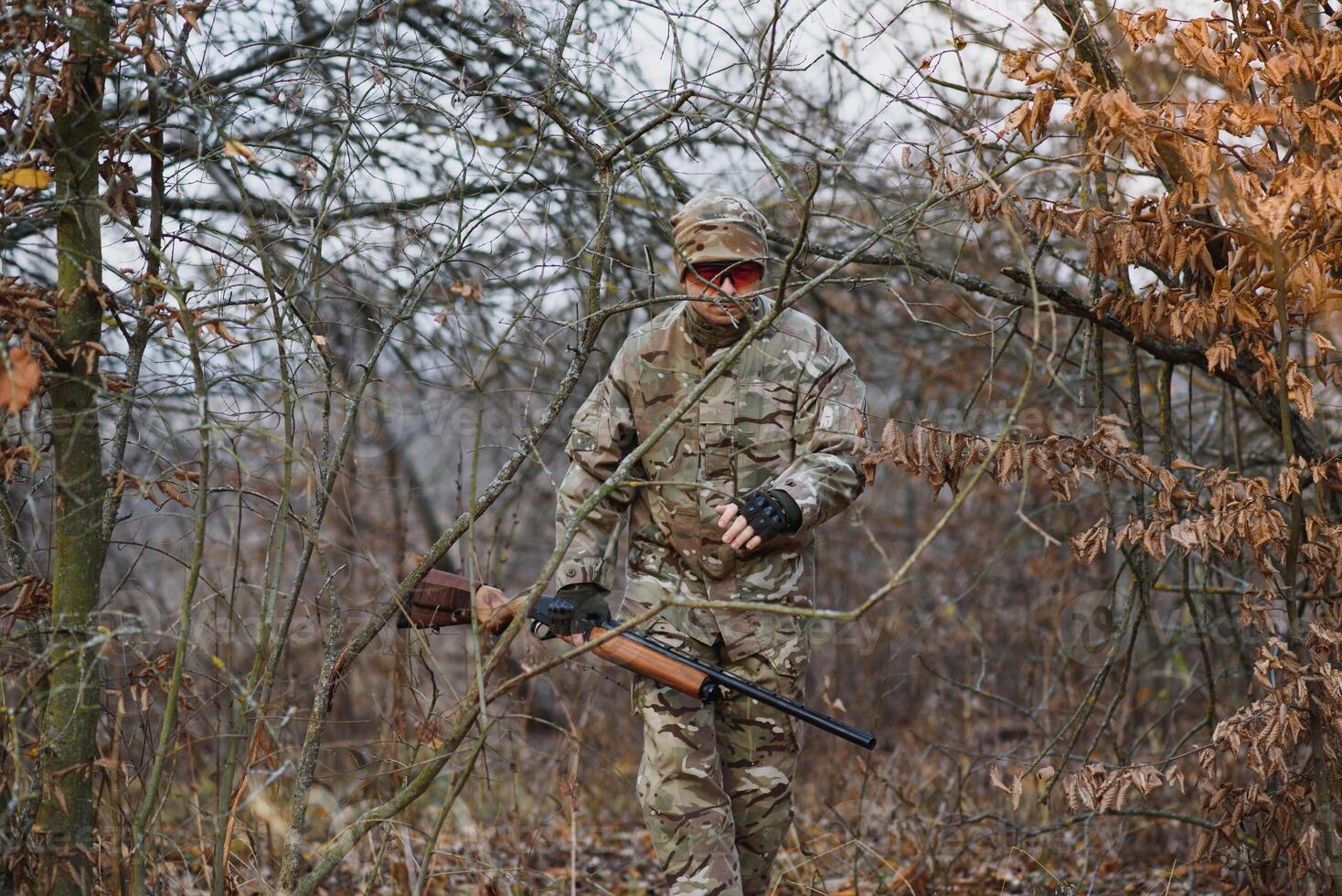 jacht- vergunning. Mens brutaal jachtopziener natuur achtergrond. jager besteden vrije tijd jacht. jager houden geweren. focus en concentratie van ervaren jager. jacht- en vangen seizoenen foto