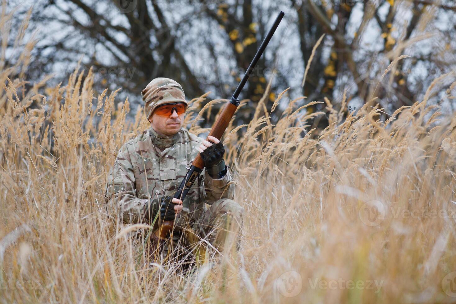 jacht- vergunning. Mens brutaal jachtopziener natuur achtergrond. jager besteden vrije tijd jacht. jager houden geweren. focus en concentratie van ervaren jager. jacht- en vangen seizoenen foto