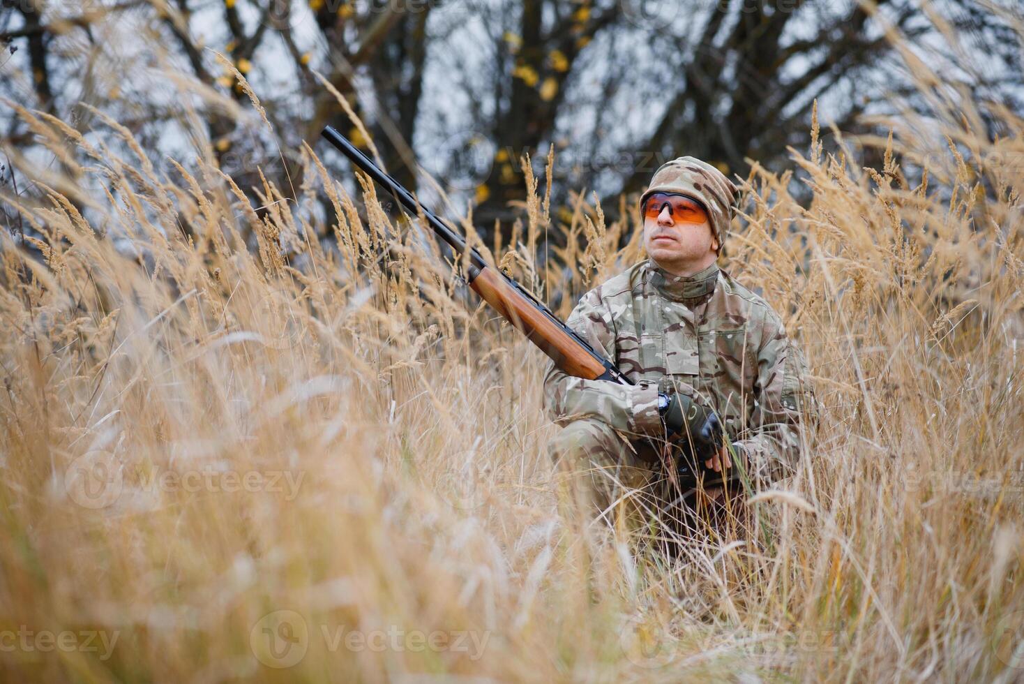 jacht- vergunning. Mens brutaal jachtopziener natuur achtergrond. jager besteden vrije tijd jacht. jager houden geweren. focus en concentratie van ervaren jager. jacht- en vangen seizoenen foto