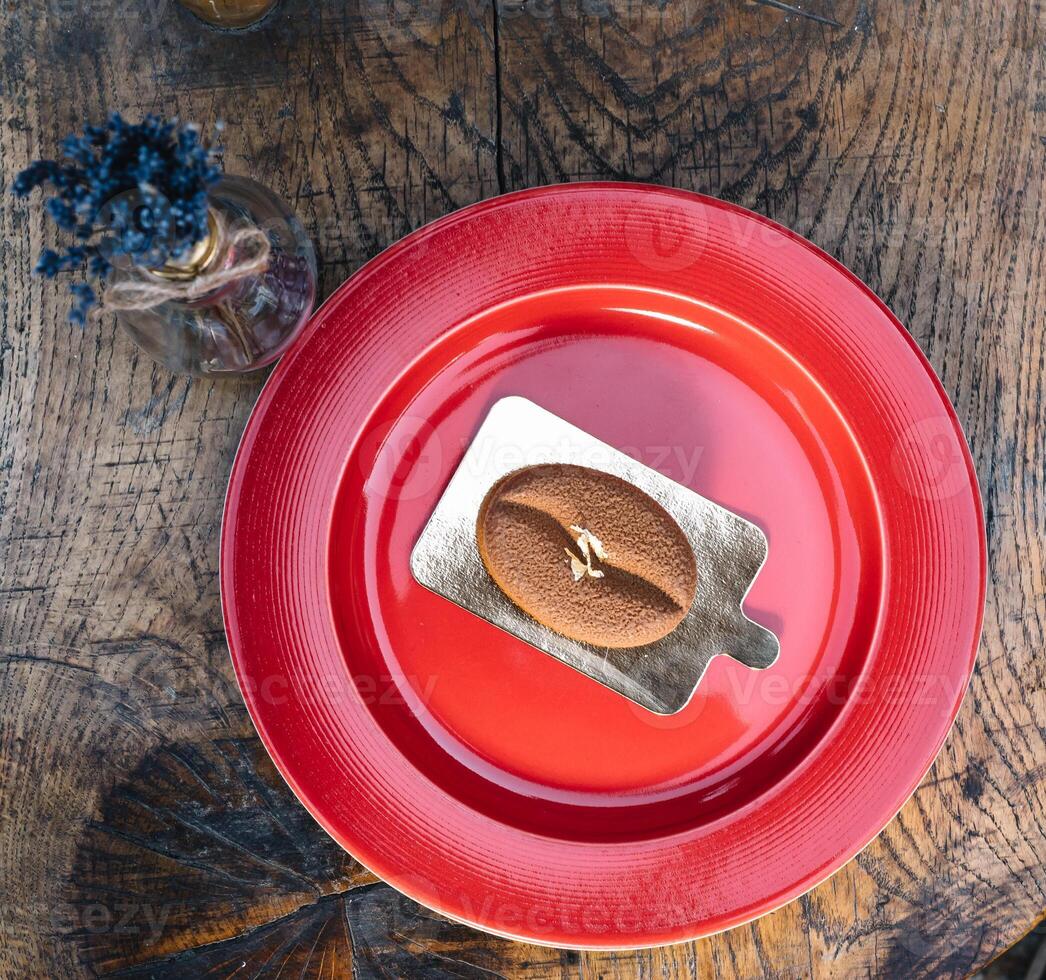 een stuk van chocola taart met munt Aan de tafel, detailopname. foto