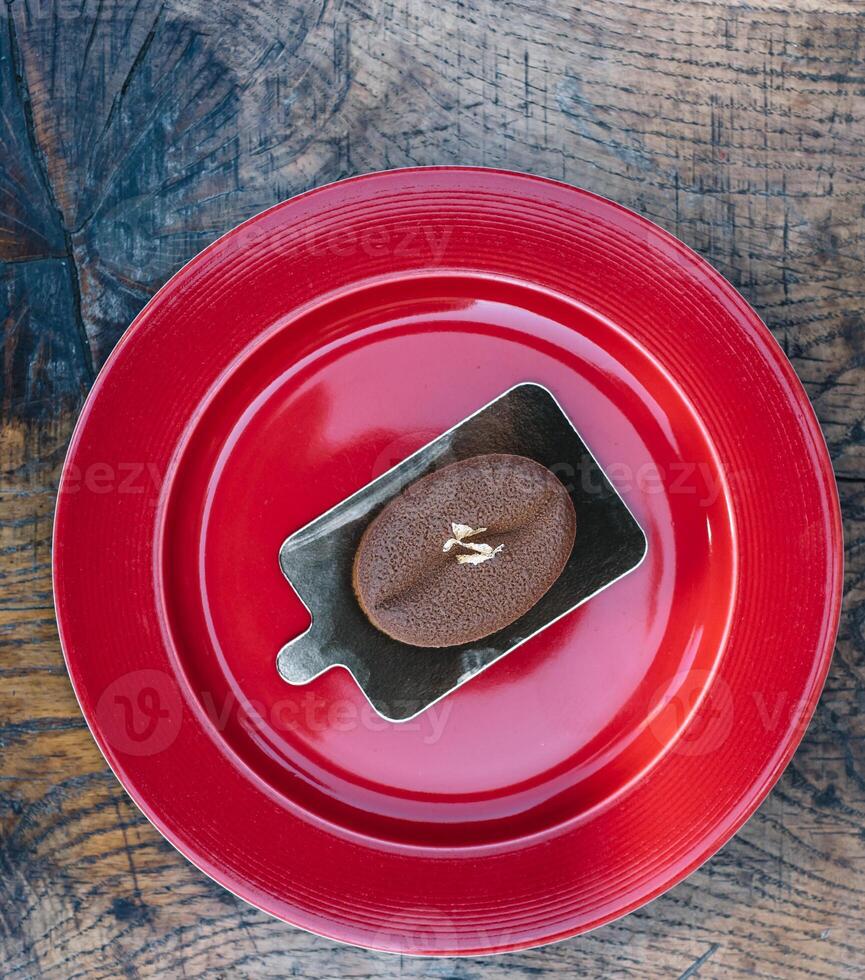 een stuk van chocola taart met munt Aan de tafel, detailopname foto