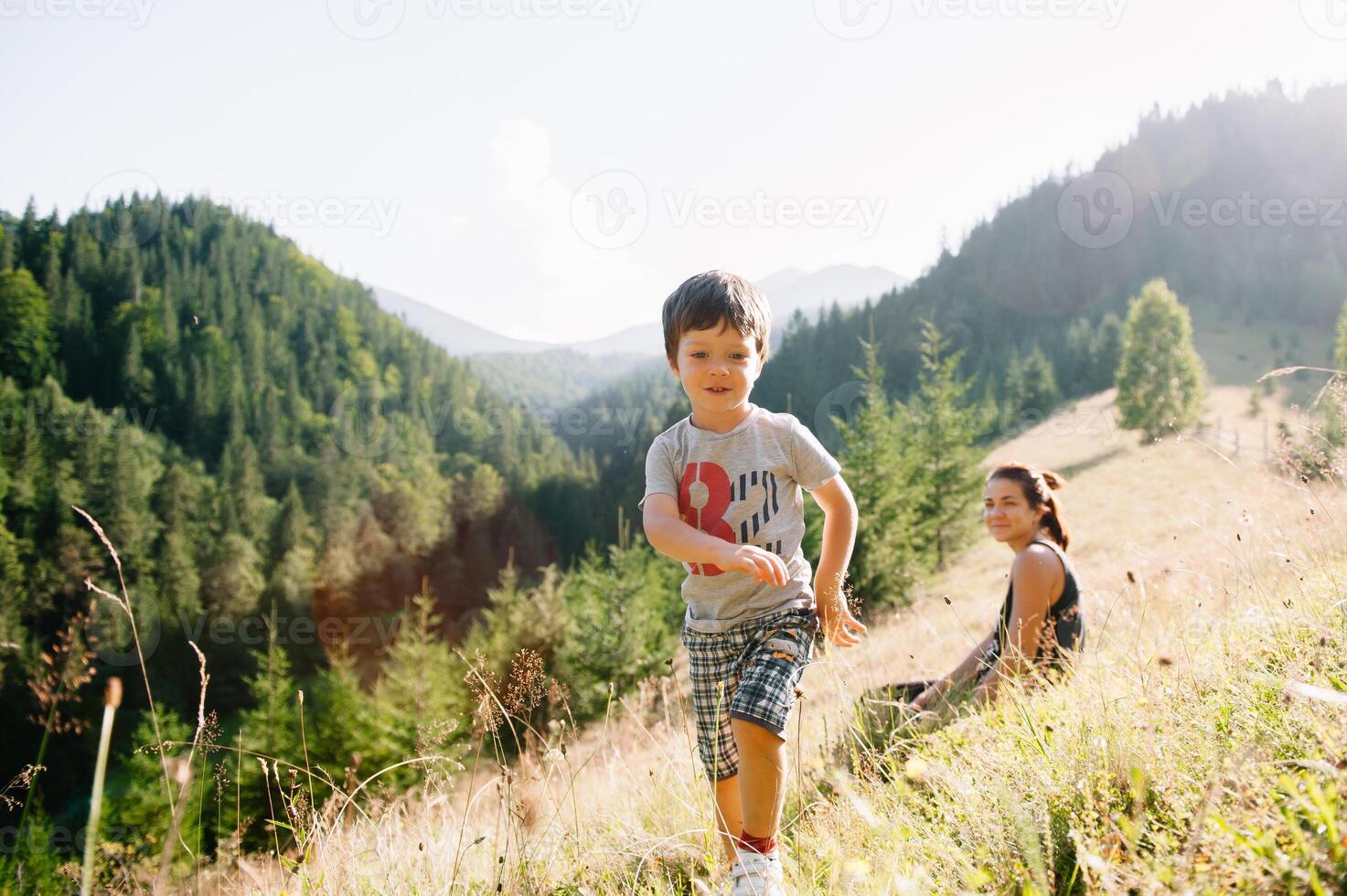 jong mam met baby jongen reizend. moeder Aan wandelen avontuur met kind, familie reis in bergen. nationaal park. wandeltocht met kinderen. actief zomer vakantie. vissenoog lens. foto