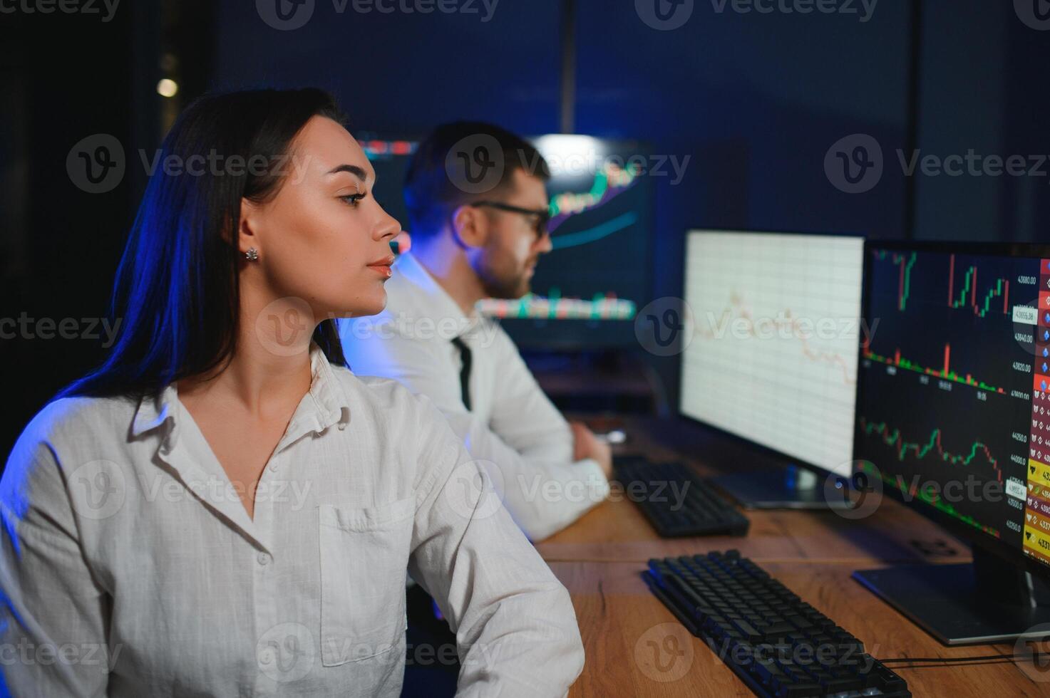 financieel analist pratend naar investering bankier in laat avond Bij werk foto