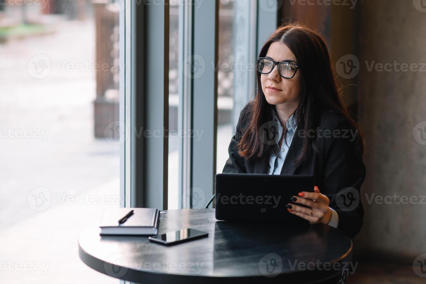 jong zakenvrouw gebruik makend van tablet computer. vrouw Aan een koffie breken foto