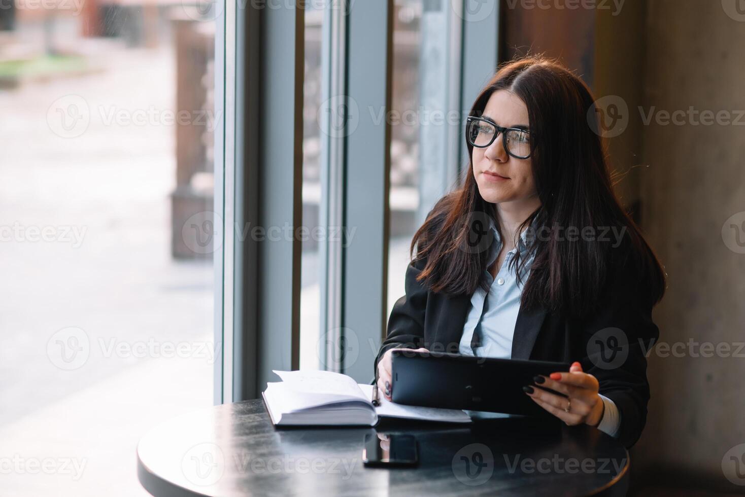 jong zakenvrouw gebruik makend van tablet computer. vrouw Aan een koffie breken foto