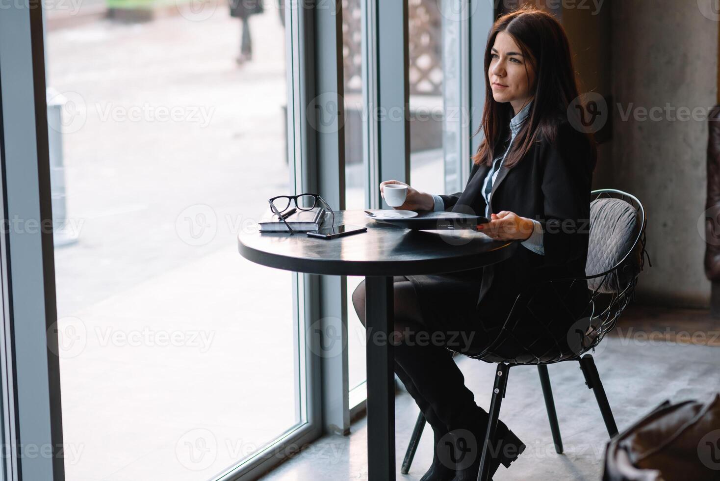 gelukkig jong zakenvrouw gebruik makend van tablet computer in een cafe. selectief focus foto