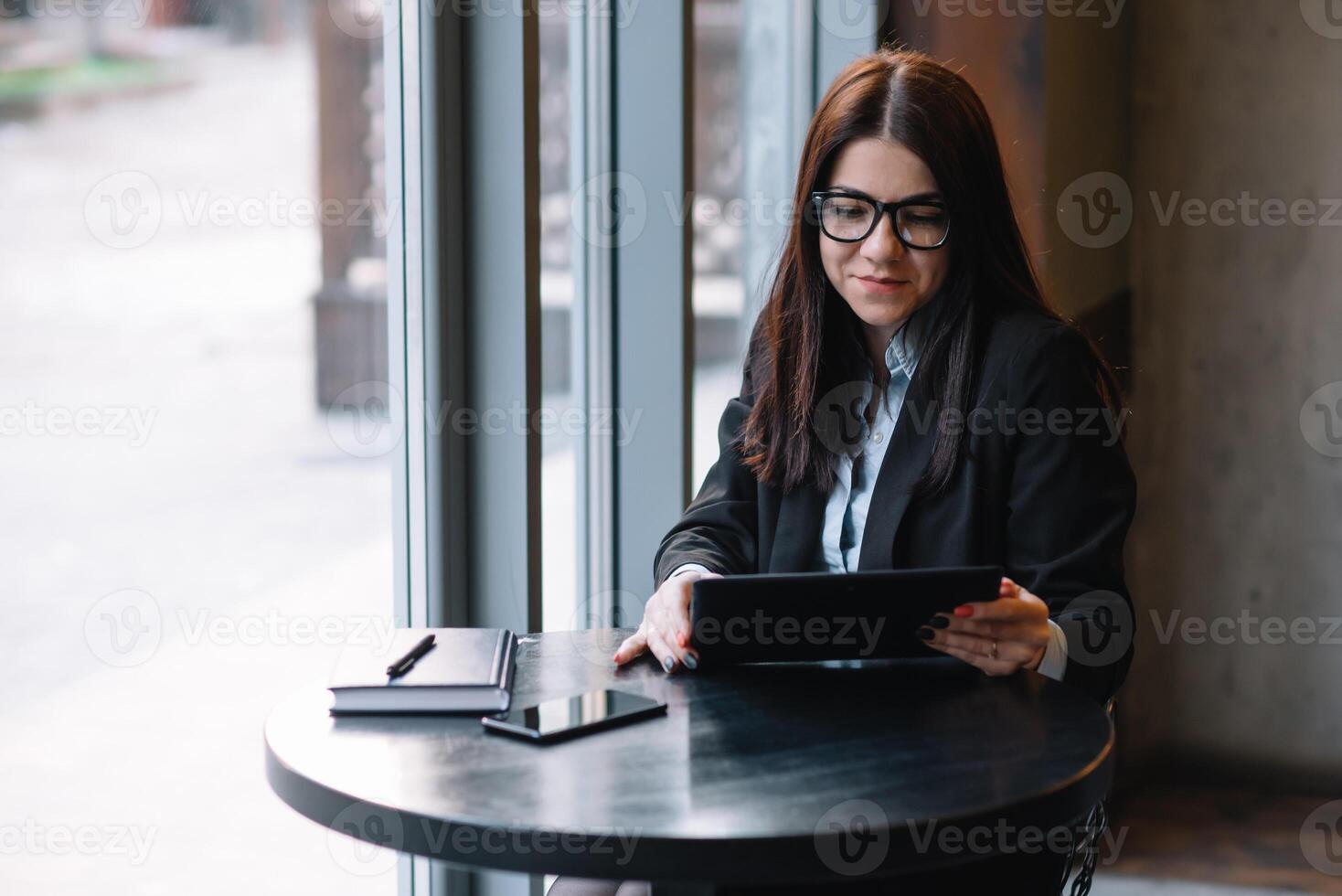 jong zakenvrouw gebruik makend van tablet computer. vrouw Aan een koffie breken foto