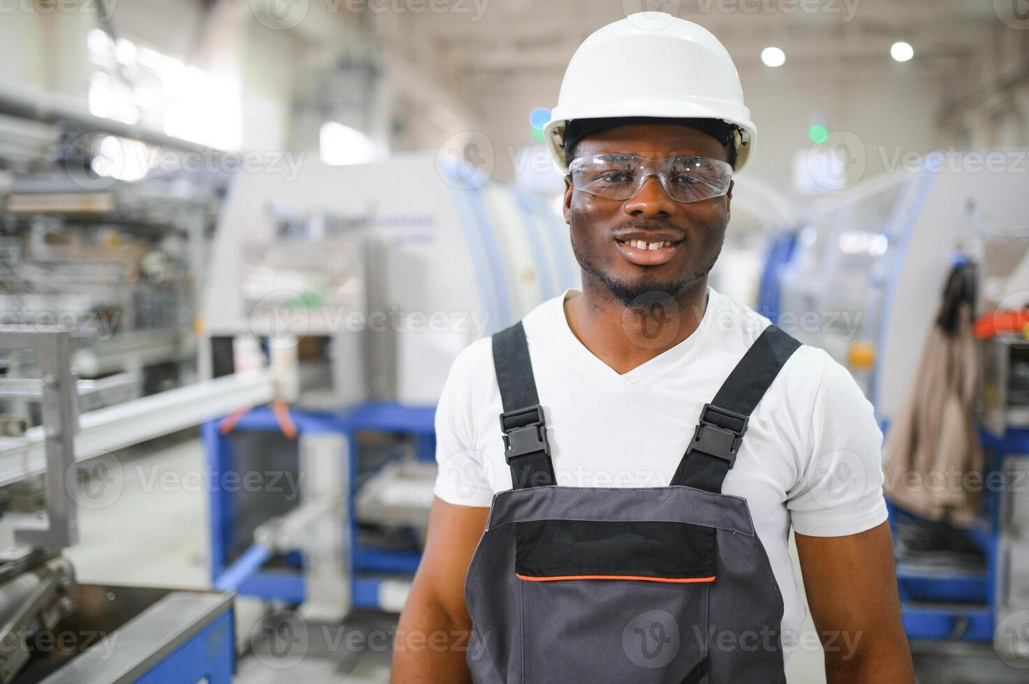 een Afro-Amerikaans mannetje arbeider in een plastic venster kader fabriek foto