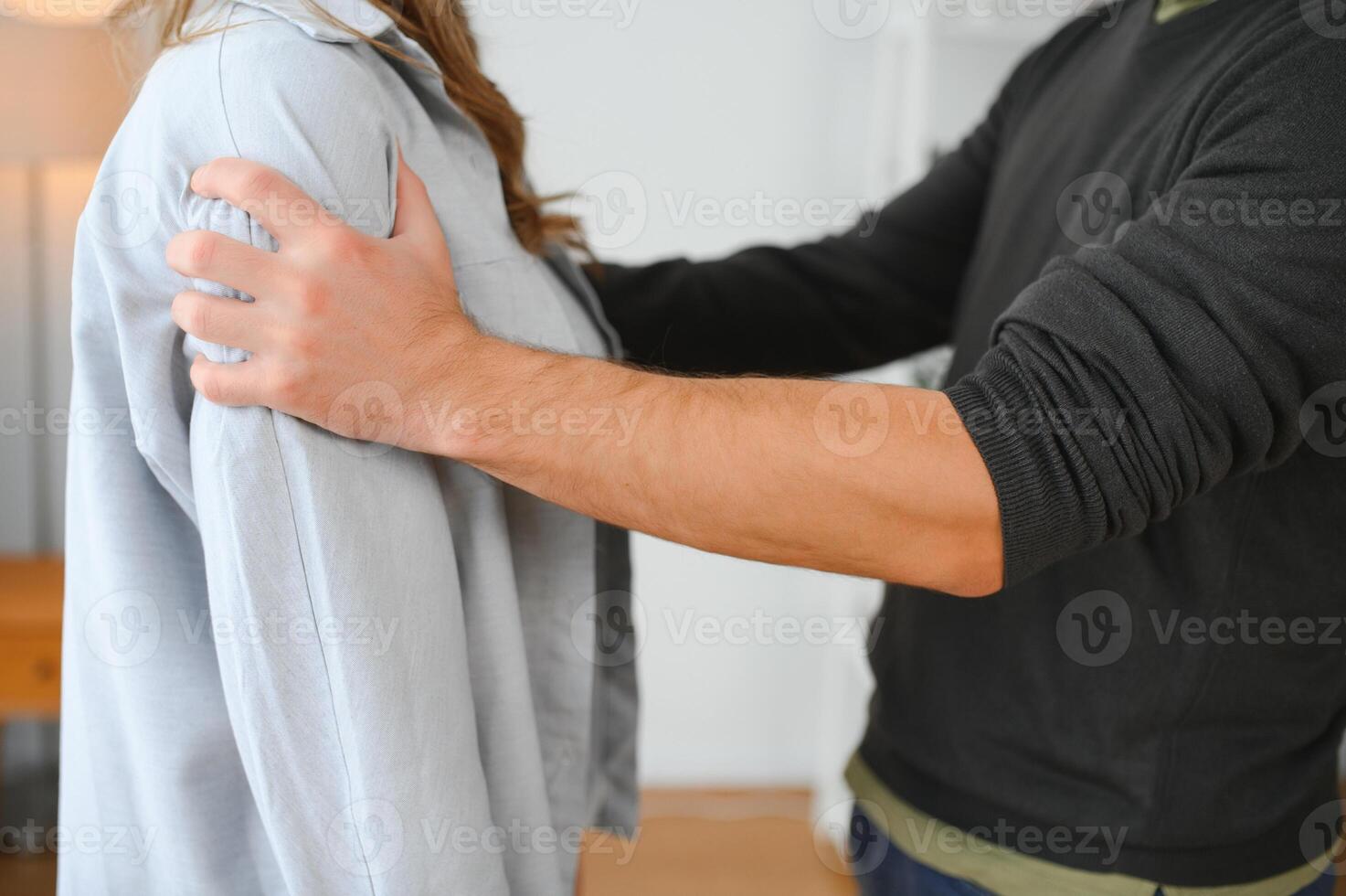 ruzie, geweld en man beats vrouw Bij huis. boos Mens verhoogt zijn vuist Bij bang vrouw. foto