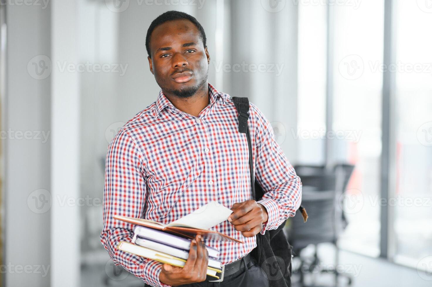 portret van Afrikaanse jongen Bij college campus foto