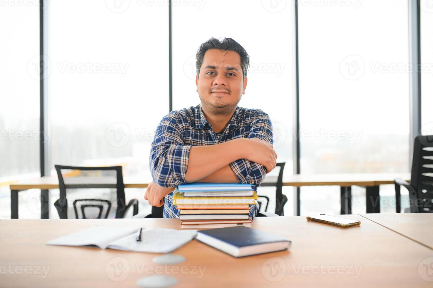 portret van vrolijk mannetje Internationale Indisch leerling met rugzak. onderwijs concept foto