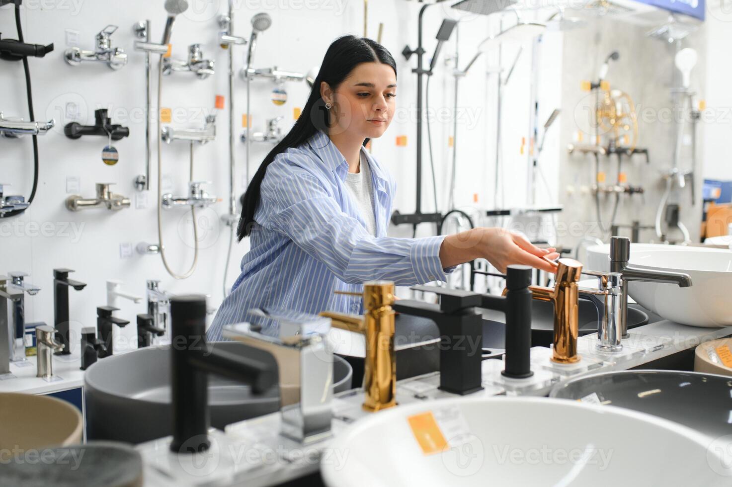 vrouw kiezen een douche hoofd in een hardware op te slaan foto