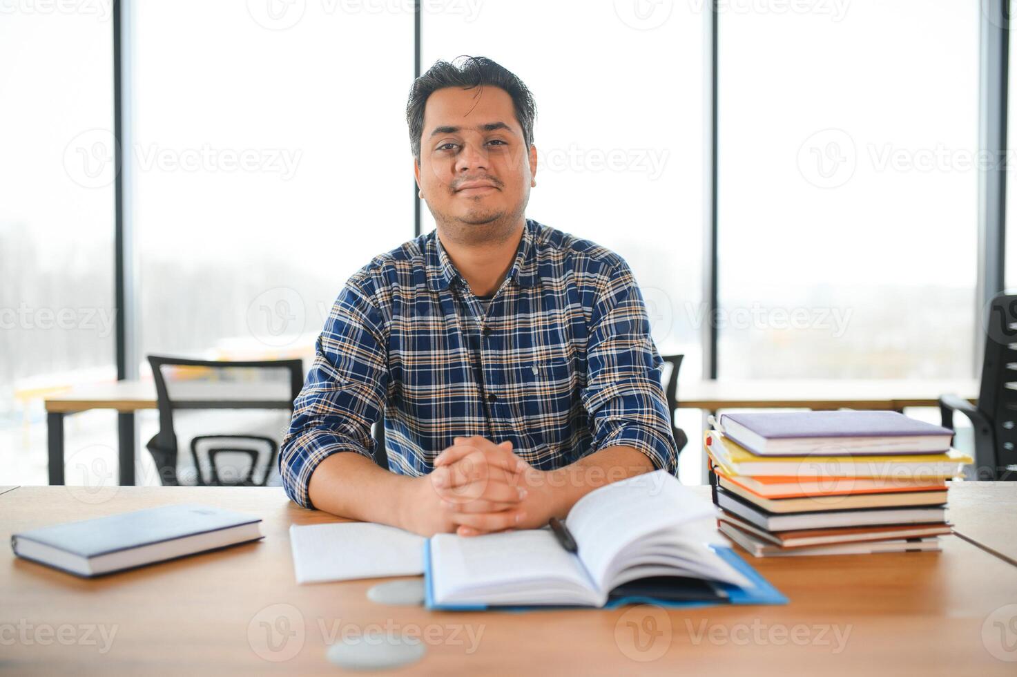 portret van vrolijk mannetje Internationale Indisch leerling met rugzak. onderwijs concept foto