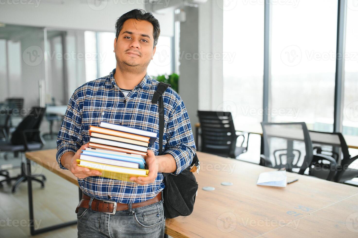 portret van vrolijk mannetje Internationale Indisch leerling met rugzak. onderwijs concept foto