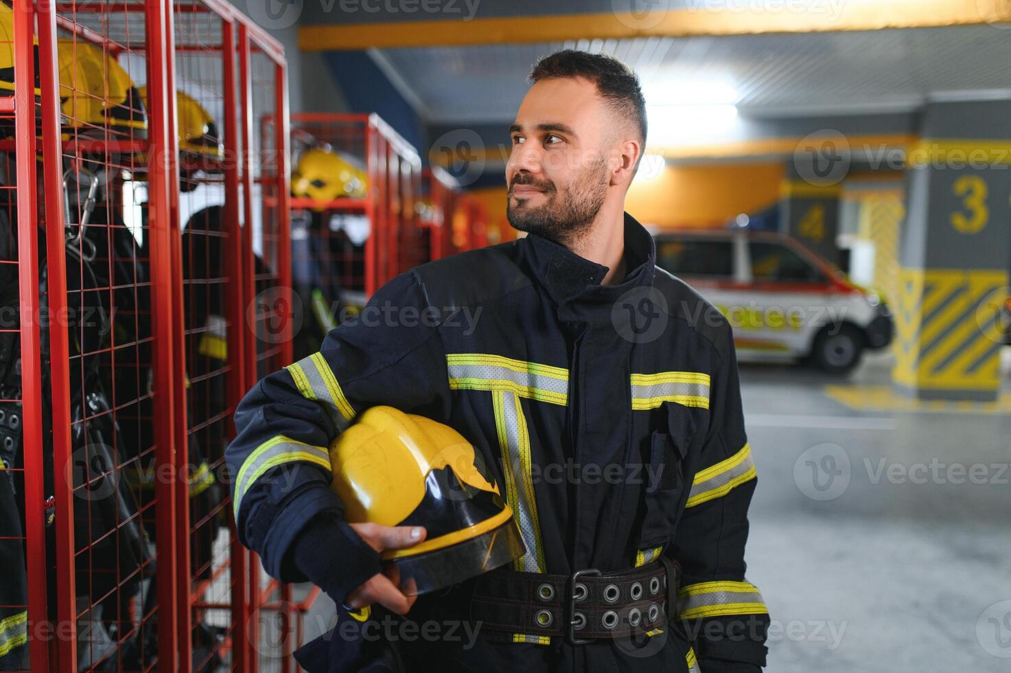 een brandweerman zet Aan een brand uniform Bij de brand afdeling foto