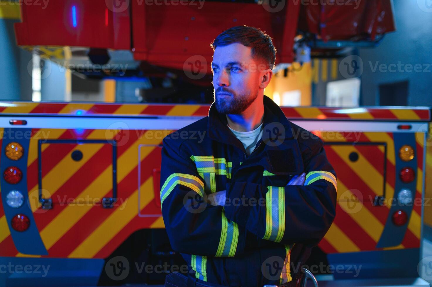 brandweerlieden Mens in een beschermend pak in de buurt brand vrachtwagen. bescherming, redden van Gevaar. brand station foto