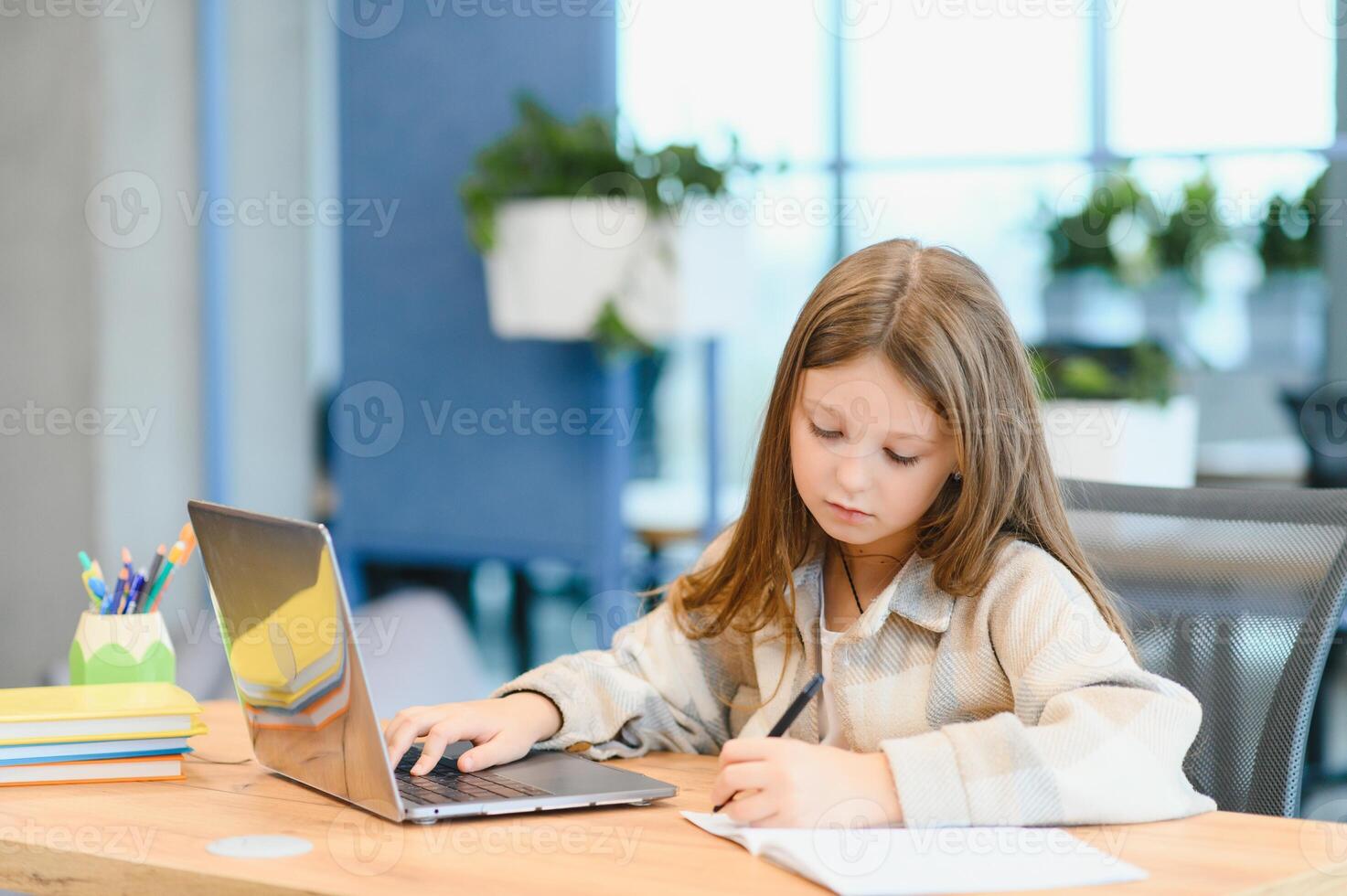 wauw, online school. gelukkig schoolmeisje Bij laptop aan het leren. online les en leerzaam aanbod poseren Bij huis foto