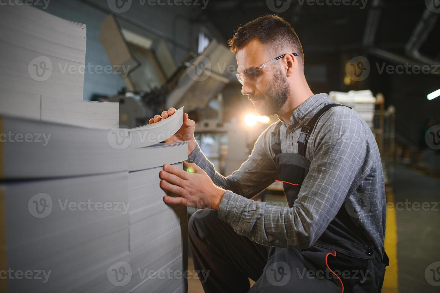 het drukken huis. de printer werken in een modern productie hal foto