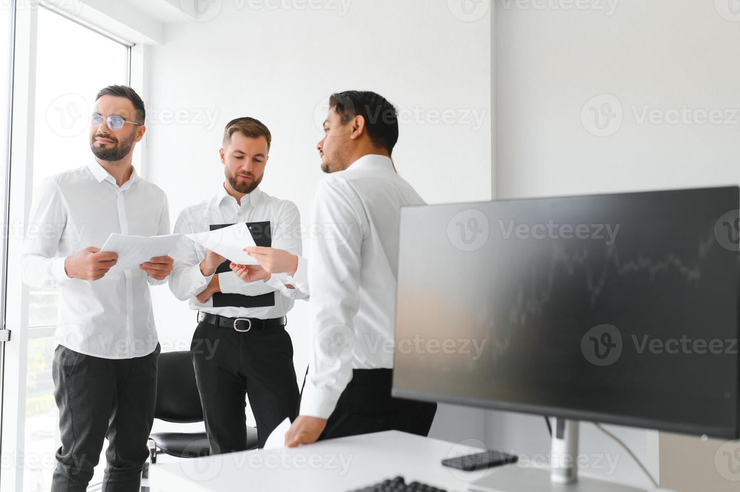 team Bij werk. groep van jong bedrijf mensen in slim gewoontjes slijtage werken samen in creatief kantoor foto