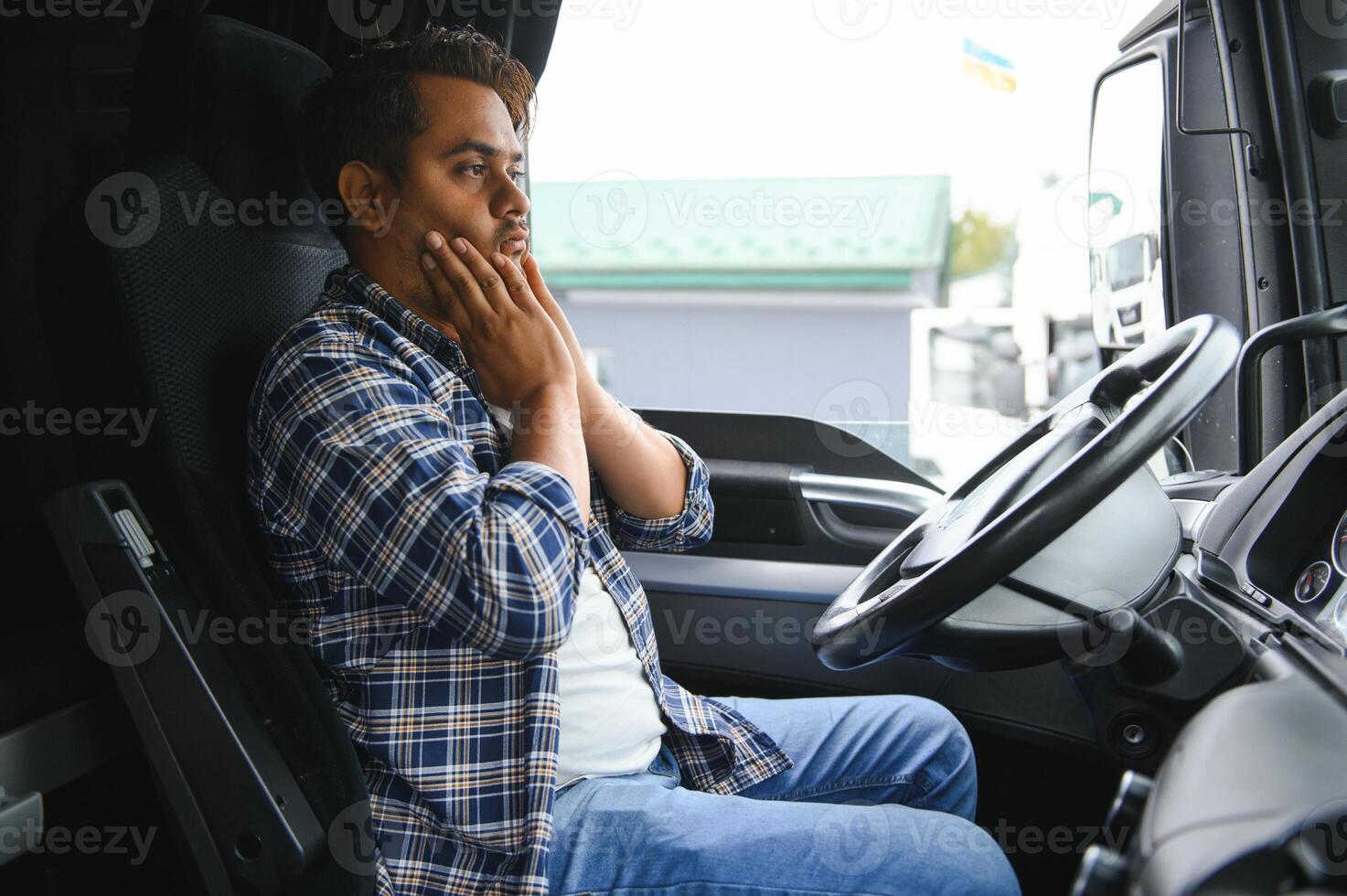 portret van moe Indisch vrachtauto bestuurder gevoel slaperig en ziek. foto