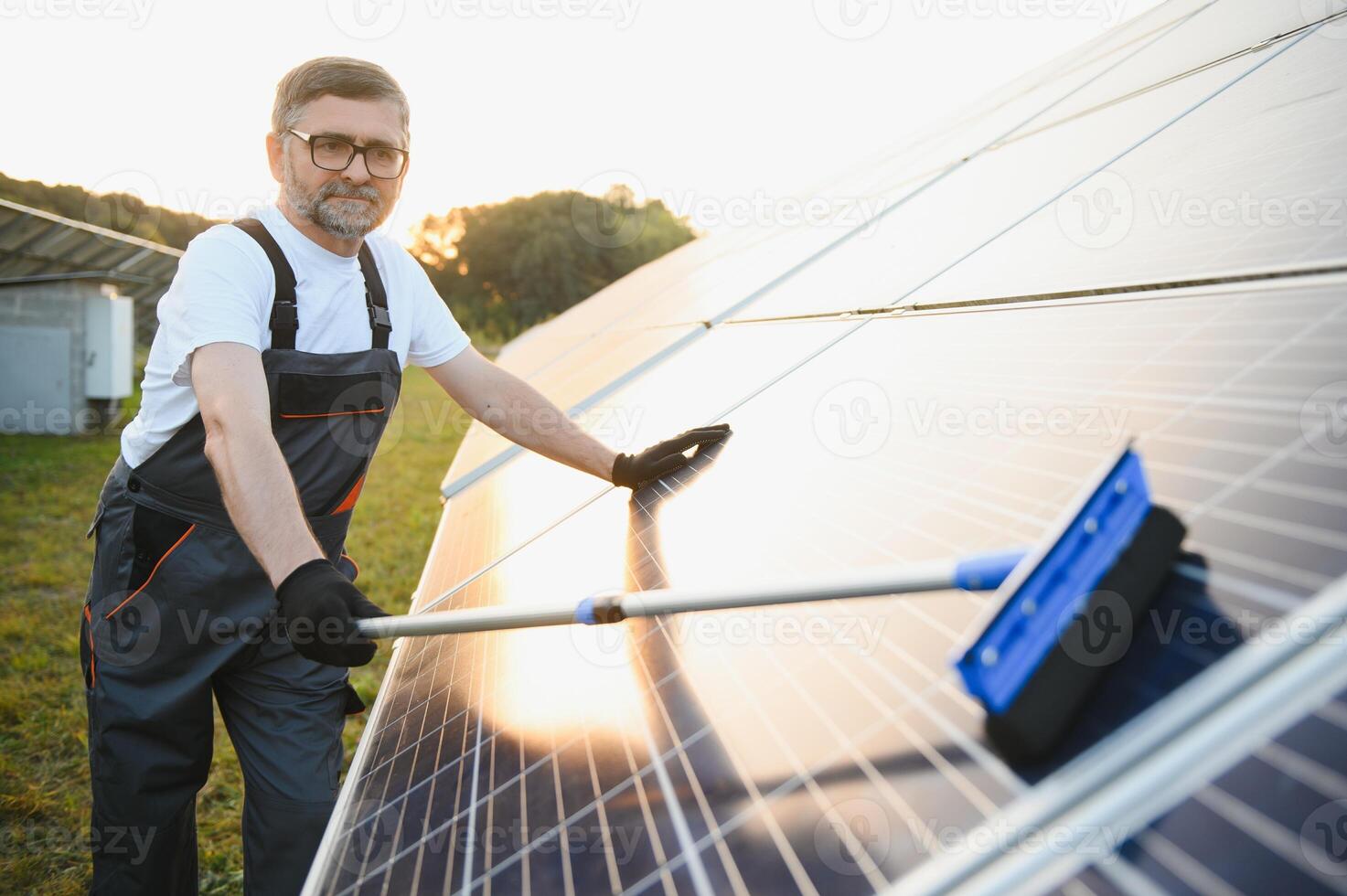 arbeider schoonmaak zonne- panelen na installatie buitenshuis. foto