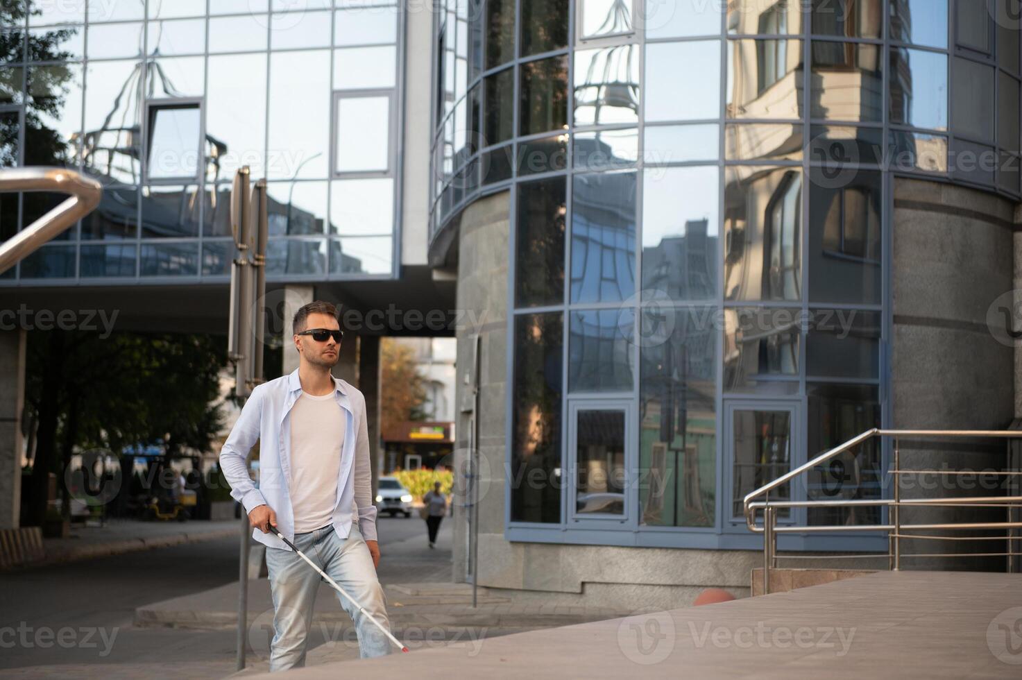 Blind Mens. visueel verminderd Mens met wandelen stok, foto