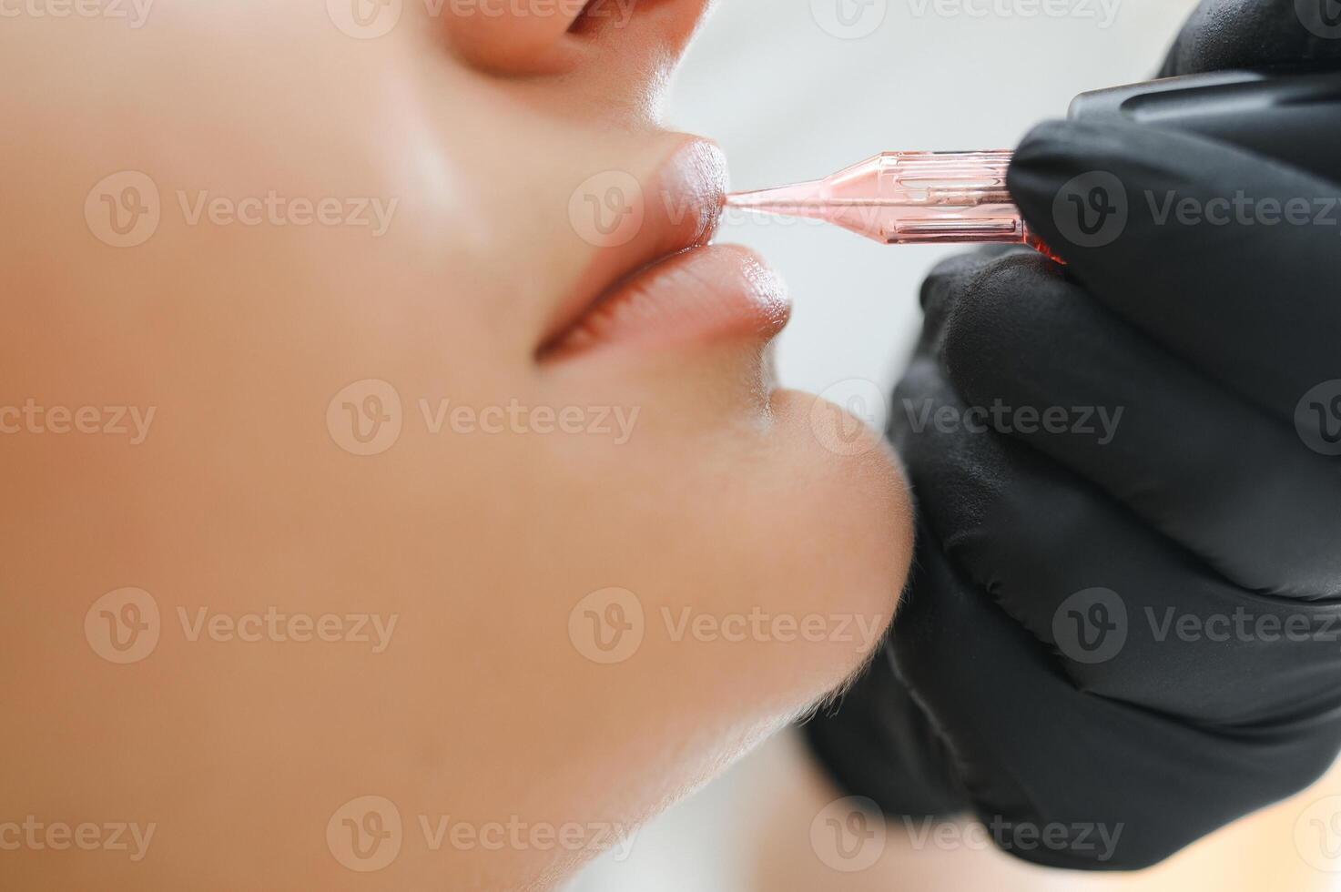 jong vrouw hebben blijvend bedenken Aan lippen in schoonheidsspecialist salon foto