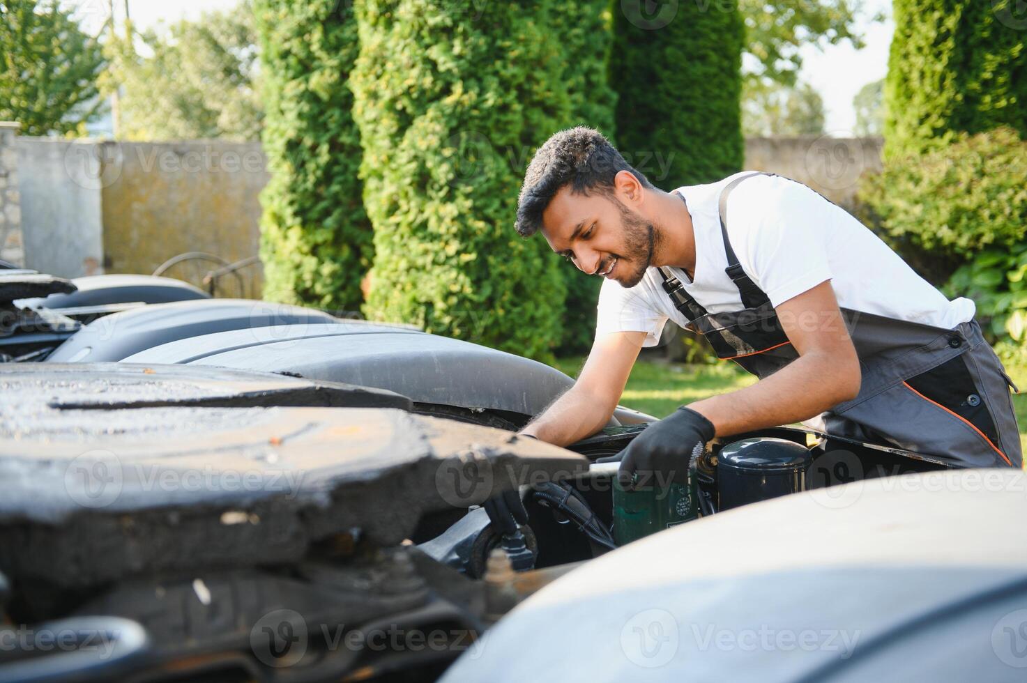 Mens in uniform. vrachtauto reparatie. auto storing foto