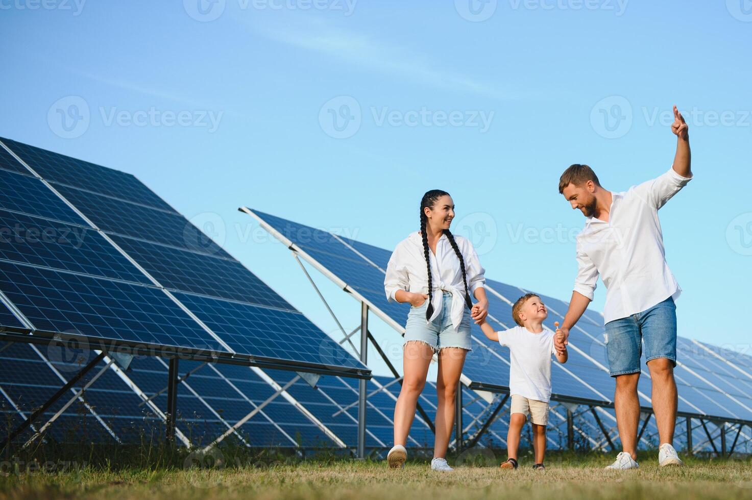 gelukkig familie in de buurt zonne- panelen. alternatief energie bron foto