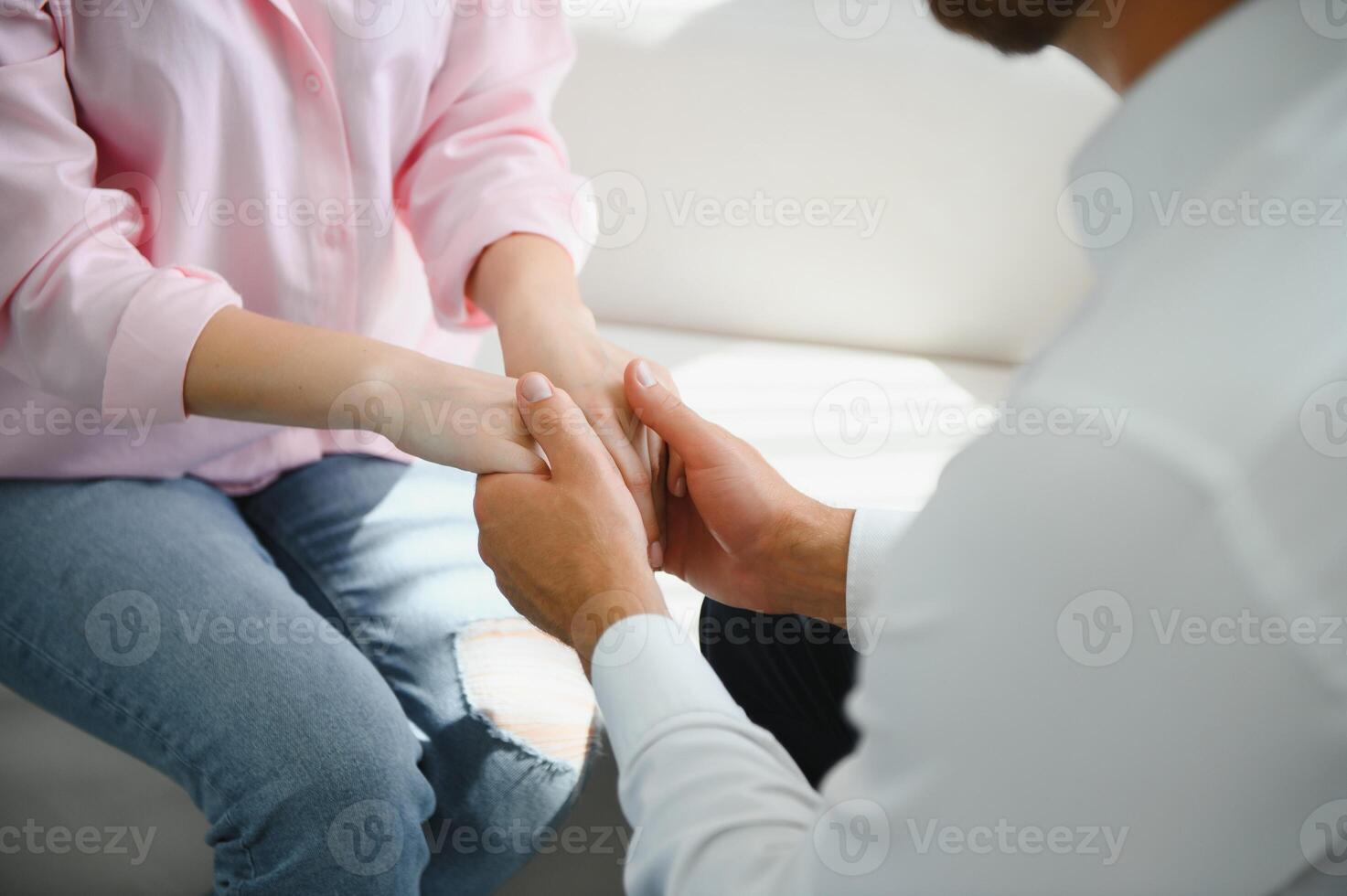 detailopname van een vrouw dokter handen knuffelen de patiënten handen. een gebaar van steun. psychologisch bijstand naar een vrouw foto