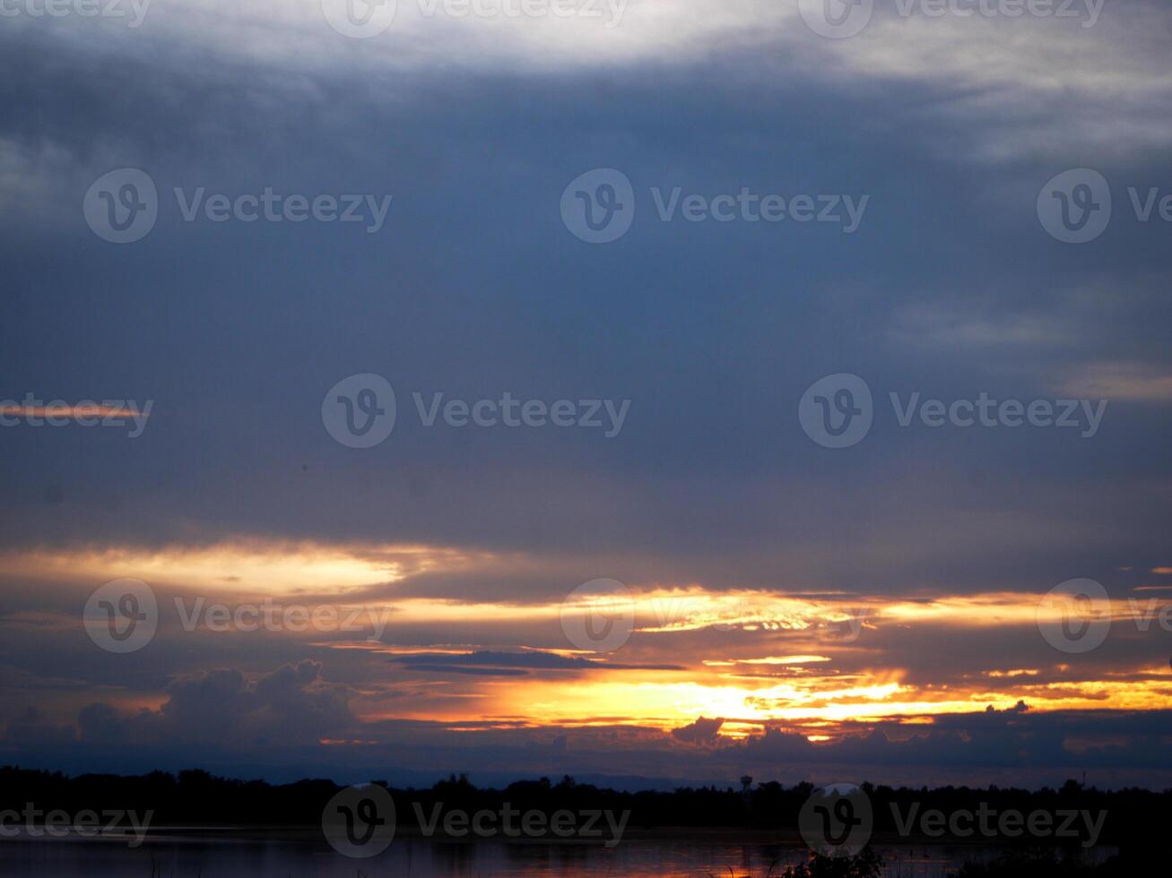 spectaculair zonsondergang over, oranje zon stijgende lijn omhoog over- de horizon foto