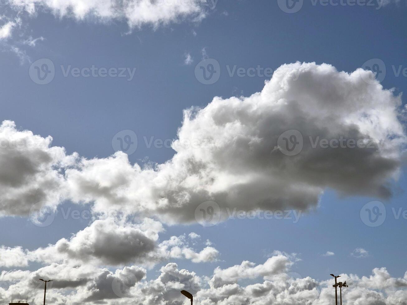 zomer wolken in de lucht achtergrond foto