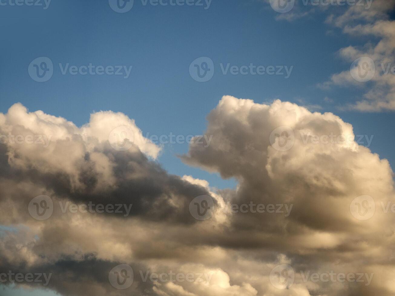 wit pluizig cumulus wolken in de zomer lucht, natuurlijk wolken achtergrond foto