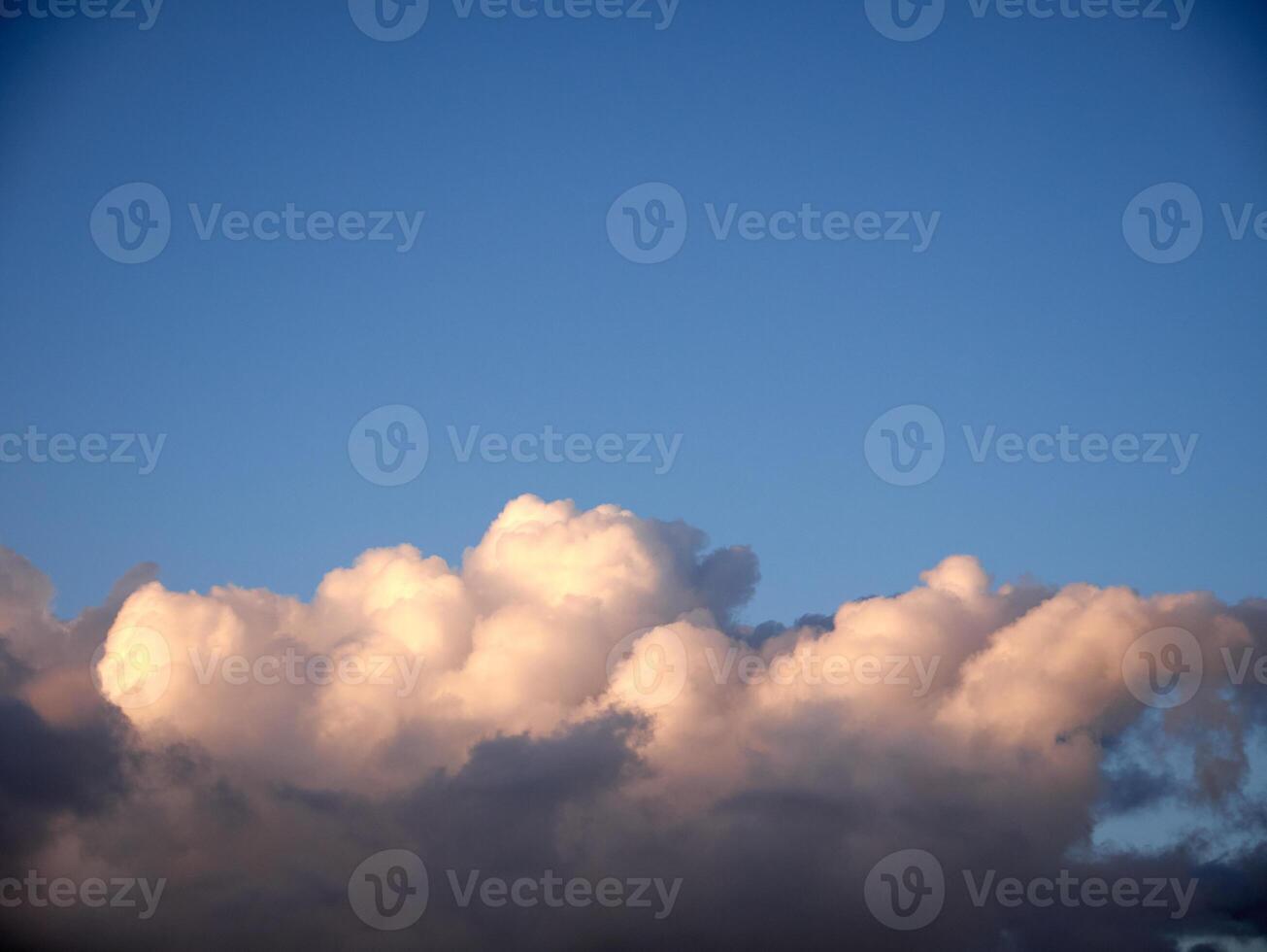 wit pluizig cumulus wolken in de zomer lucht, natuurlijk wolken achtergrond foto