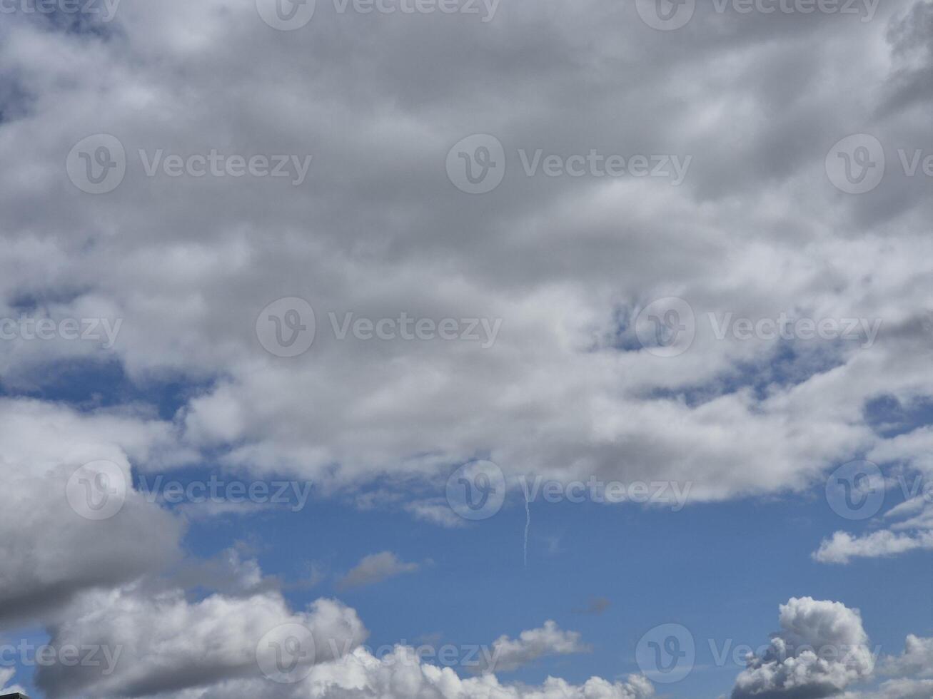 wit pluizig wolken in de lucht achtergrond. cumulus wolken foto