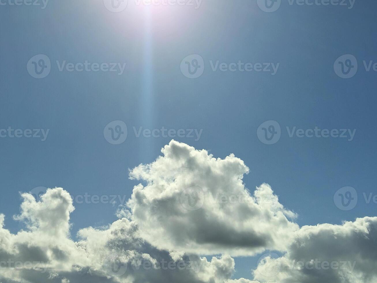 wit pluizig cumulus wolken in de zomer lucht, natuurlijk wolken achtergrond foto