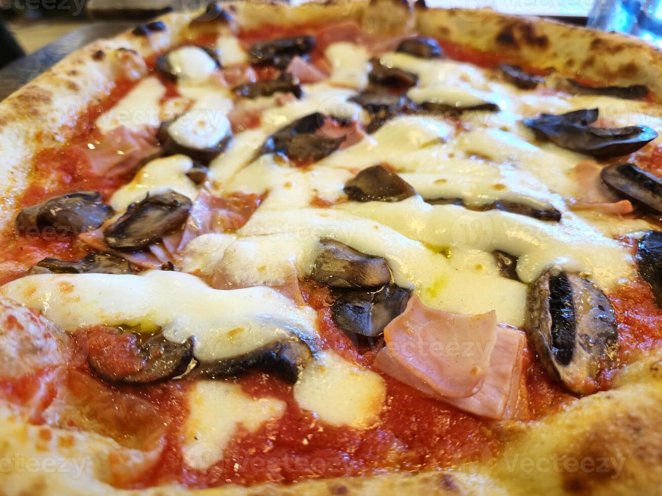 smakelijk pizza dichtbij visie achtergrond. Italiaans pizzeria atmosfeer foto